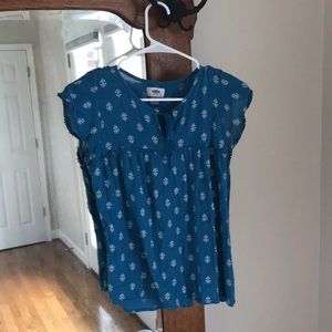 Blue short sleeve top with little designs on it